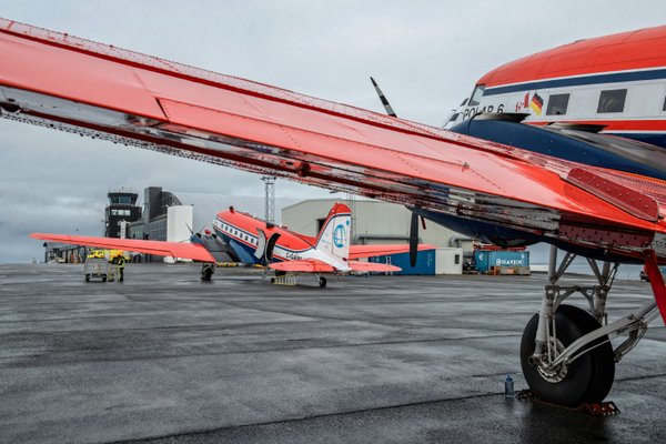 Polar 6 and Polar 5 research aircrafts at Svalbard during the flight campaigns. Photo: Esther Horvath, AWI