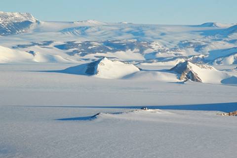 Belgische Antarktisstation Princess Elisabeth. Sie befindet sich auf 1400 Metern über dem Meer bei etwa 71° 57′ Süd und 23° 20′ Ost. Foto: Rene Robert/IPF