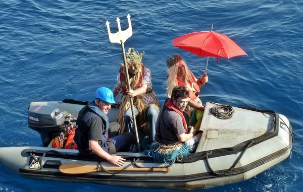 Neptun und seine Gattin Thetis besuchen mit einem Schlauchboot unser Schiff. © Christina Streit, Laeisz