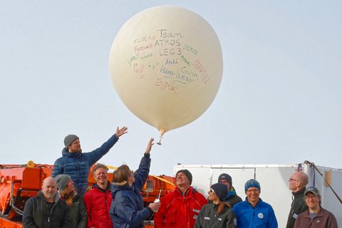 Four times a day a weather balloon is launched from Polarstern to measure temperature, humidity and wind. Important data for worldwide weather forecasts. Photo: Lars Kalesche, AWI