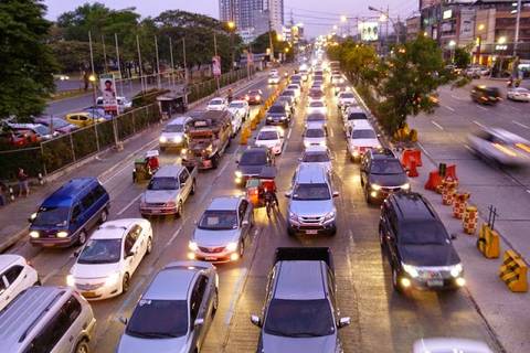 12.05.15: Gegen Abend nimmt der Verkehr auf der Katipunan Avenue deutlich zu.