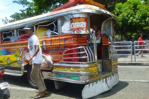 25.05.15:  … mit unzähligen Jeepneys