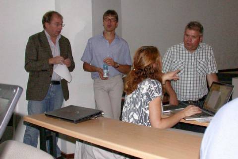 Cape Verde Observatories-Workshop 2012: Prof. Herrmann im Gespräch mit Prof. Körtzinger (GEOMAR) neben  Prof. Carpenter und Dr. Lee (beide Universität York) . Foto: TROPOS