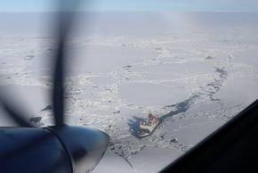 Erster Überflug von Polar 6 über der Polarstern im Eis. Foto: Tatiana Nomokonova, Universität zu Köln Erster Überflug von Polar 6 über der Polarstern im Eis. Foto: Tatiana Nomokonova, Universität zu Köln