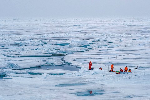 Ein Messmarathon soll dabei helfen, einen Tageszyklus im arktischen Sommer aufzuzeichnen – von Messungen im Ozean unter dem Eis bis hinauf in die Atmosphäre darüber. Foto: Lianna Nixon, University of Colorado