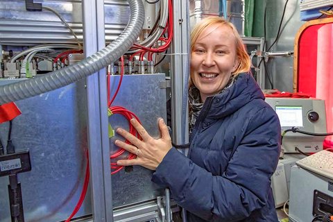 "Open House" at the atmosphere team, which invited all other teams to their measurement containers for exchange - here Tuija Jokinen (University of Helsinki / INAR). Photo: Lianna Nixon, University of Colorado