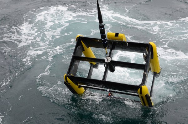 Abb. 3: Der geschleppte Geräteträger TRIAXUS wird in das Meer ausgesetzt. © Daniel Stepputtis, vTI.