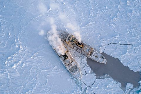 Tankstopp in der Arktis. Foto Steffen Graupner, AWI