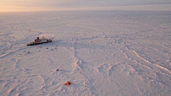 Polarstern in the ice and setups of the MOSAiC research camp. (Photo: Manuel Ernst, UFA/AWI)