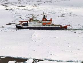 Nördlich von Spitzbergen schiebt sich die Polarstern durch meterdickes Eis, um später mit einer Scholle zwei Wochen zu driften. Foto: Stephan Schön, Sächsische Zeitung Nördlich von Spitzbergen schiebt sich die Polarstern durch meterdickes Eis, um später mit einer Scholle zwei Wochen zu driften. Foto: Stephan Schön, Sächsische Zeitung
