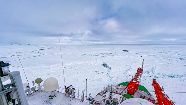 Blick auf über das Peil- und Vordeck der Polarstern auf die Wolken im Arktischen Frühling bei MOSAiC. Foto: Christian Rohleder, DWD 