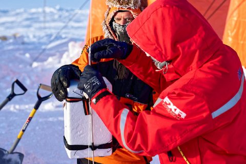 Markus Frey vom British Antarctic Survey sammelt Kondensations- und Eiskeime mit Hilfe eines Fesselballons in bis zu 1000m Höhe, um die Wolkenbildung zu erforschen. Foto: Michael Gutsche, AWI