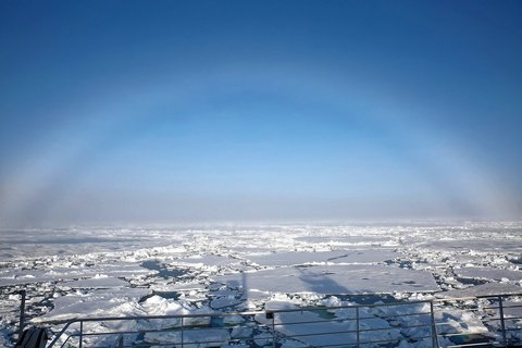 Photos of blue skies and blinding white snow often hide the fact that the arctic summer is usually very foggy. Here a fogbow (instead of a rainbow). Photo: Lisa Grosfeld, AWI