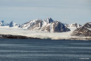 Spitzbergens gletscherbedeckte Küstenlinie. Foto: Peter Gege, DLR