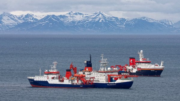 RV Maria S. Merian, Polarstern and Sonne during the change off Spitsbergen. Photo: Leonard Magerl