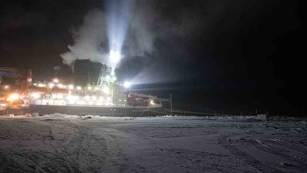 RV Polarstern during the polar night. Photo: Ronny Engelmann, TROPOS