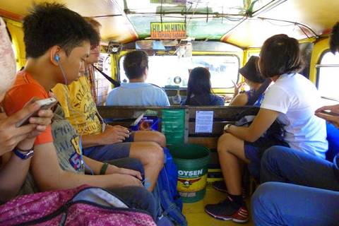 13.05.15: Jeepney-Fahrt: So sehen die Sammeltaxis von Innen aus.