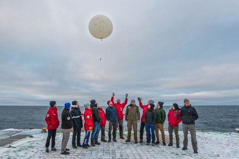 Das Atmos-Team lässt seinen letzten Radiosonden-Ballon der MOSAiC-Expedition steigen. Foto: Lianna Nixon, University of Colorado