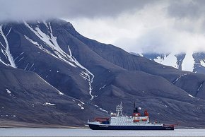 Die Polarstern im Fjord von Longyearbyen. Foto: Kerstin Heymach, arktis-zeichenblog.eu 