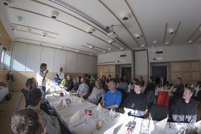 Nach vier Wochen Messkampagne jetzt das erste gemeinsame Essen: Die Teams von ACLOUD und PASCAL treffen sich zum Erfahrungsaustausch in Spitzbergen. Foto: Tobias Doktorowski, Universität Leipzig Nach vier Wochen Messkampagne jetzt das erste gemeinsame Essen: Die Teams von ACLOUD und PASCAL treffen sich zum Erfahrungsaustausch in Spitzbergen. Foto: Tobias Doktorowski, Universität Leipzig