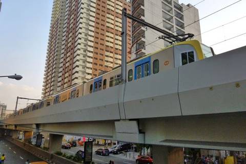 19.05.15: Oben rauscht die Schnellbahn vorbei, einer der wenigen Züge, die in Manila verkehren.