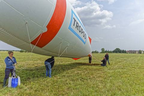 Nach getaner Arbeit wird der Ballon rund fünf Stunden später wieder für die Garage vorbereitet. Foto: Tilo Arnhold/TROPOS
