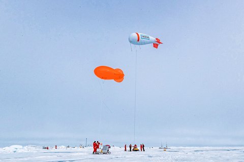 Zwei Fesselballone helfen dem ATMOS-Team bei MOSAiC die Atmosphäre in den untersten Luftschichten über dem Eis zu untersuchen. Foto: Lianna Nixon, University of Colorado