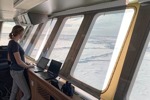 Die Meereisgruppe nutzt die Fahrt durch das Eis für Beobachtungen von der Brücke, die helfen werden, die  Genauigkeit von Satelliten- und Modelldaten zu verbessern. Foto: Reza Naderpour, WSL