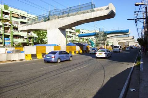 17.05.15: Das Großbaustelle "Skyway Phase 3": Sie soll für Verkehrsentlastung im Moloch Manila sorgen. Aus Platzmangel wird nach oben gebaut.