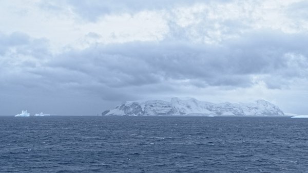 Erster Blick auf eine der Balleny Islands (Young Island). Foto: Silvia Henning, TROPOS