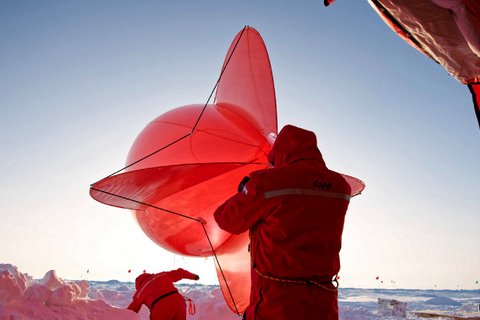 „Miss Piggy“ wird der rote Messballon liebevoll genannt, mit dem u.a. das AWi, das British Antarctic Survey, die University of Colorado Boulder und das TROPOS die Atmosphäre über der Eisscholle untersuchen. Foto: Michael Gutsche, AWI