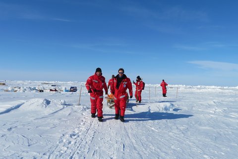 Cleaning up the ice floe at the end of section 3. Photo: Julia Schmale, PSI