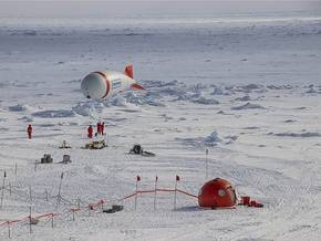 Von einer Eisscholle (zur Zeit bei 81,9°N, 9,9°O) aus untersuchen die Forscher die Luft über und das Wasser unter dem Eis. Foto: Stephan Schön, Sächsische Zeitung Von einer Eisscholle (zur Zeit bei 81,9°N, 9,9°O) aus untersuchen die Forscher die Luft über und das Wasser unter dem Eis. Foto: Stephan Schön, Sächsische Zeitung