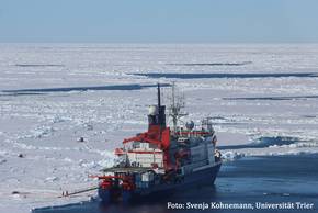 Polarstern liegt während der Driftstation (Expedition PS106) an einer Scholle. Auf der Backbordseite markieren verschiedene Installationen und Flaggen die unterschiedlichen Messpunkte auf und unter dem Meereis. Foto: Svenja Kohnemann, Universität Trier Polarstern liegt während der Driftstation (Expedition PS106) an einer Scholle. Auf der Backbordseite markieren verschiedene Installationen und Flaggen die unterschiedlichen Messpunkte auf und unter dem Meereis. Foto: Svenja Kohnemann, Universität Trier