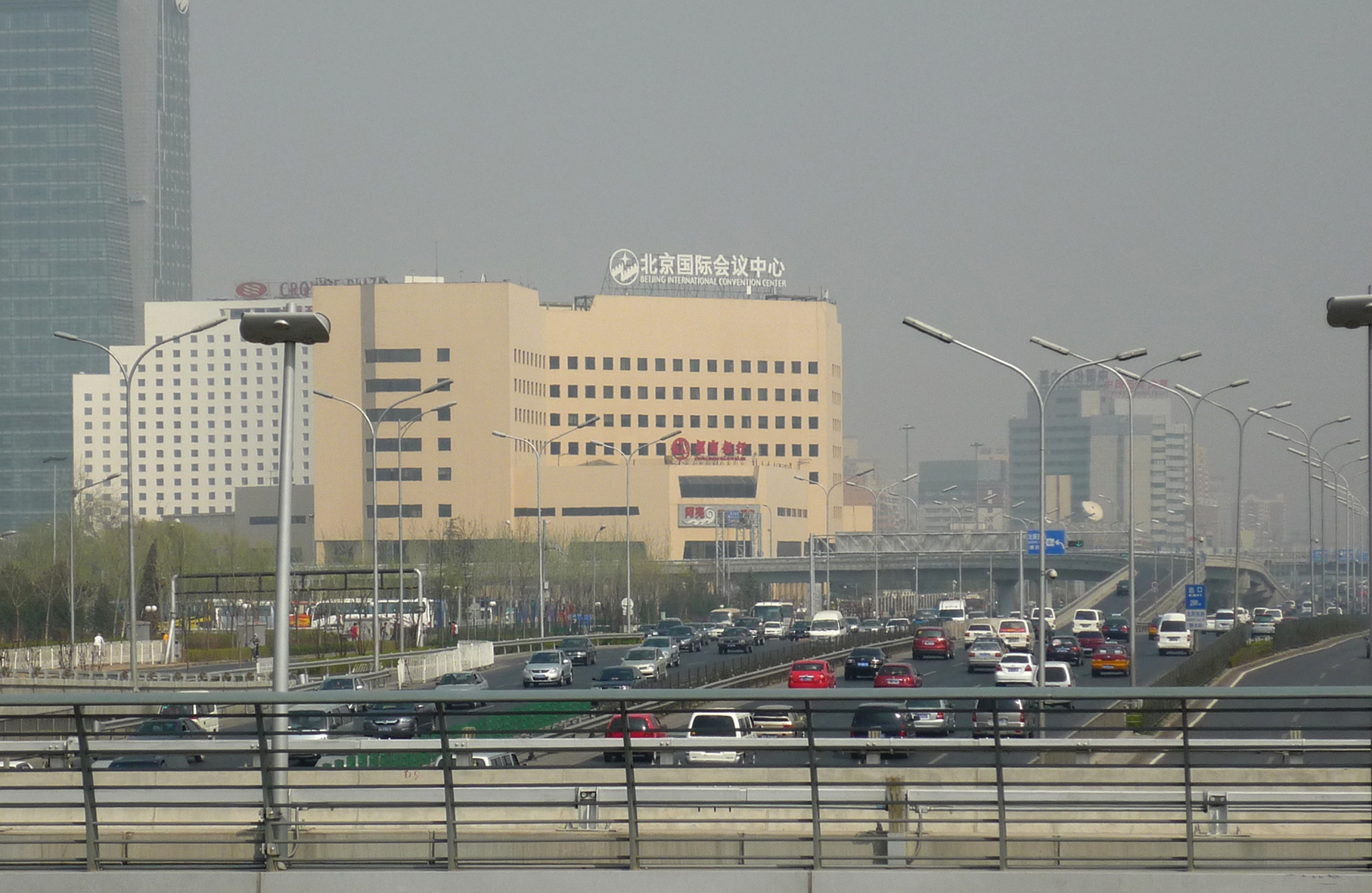 Peking zählt zu den Megacities mit den größten Problemen bei der Luftqualität weltweit. Der zunehmende Autoverkehr ist eine von vielen Ursachen dafür. Foto: Bettina Nekat/TROPOS