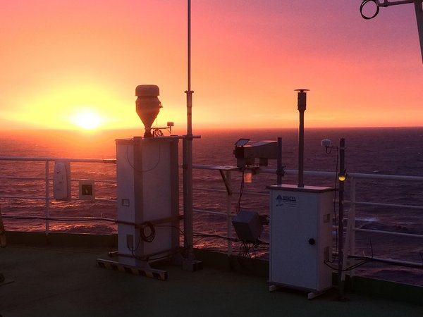 Filter- und Wolkenwassersammler auf dem „Monkeydeck“ der „Akademik Tryoshnikov“ bei Sonnenuntergang. Foto: André Welti, TROPOS