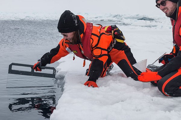 Dr. Manuela van Pinxteren und Sebastian Zeppenfeld vom TROPOS bei der Probenahme von einer Eisscholle während der Polarstern-Expedition PS106 2017 im Arktischen Ozean nördlich von Spitzbergen. Der Oberflächenfilm haftet an der Glasscheibe, wird anschließend mit einem Scheibenwischer abgestreift und in Flaschen abgefüllt. Die eingefrorenen Proben werden später im Labor in Leipzig analysiert. Mit den Expeditionen in die Antarktis und Arktis 2019/20 wollen die Forscher mehr über die biogeochemischen Prozessen zwischen Ozean und Atmosphäre erfahren. Foto: Marcel-Nicolaus, AWI