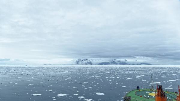Die Peter-I.-Insel gehört zu Norwegen und heute wurden die ersten Eisbohrkerne auf ihr genommen. Foto: Silvia Henning, TROPOS Die Peter-I.-Insel gehört zu Norwegen und heute wurden die ersten Eisbohrkerne auf ihr genommen. Foto: Silvia Henning, TROPOS