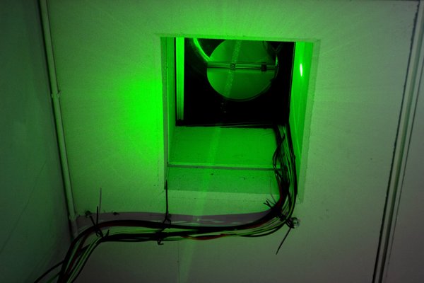 Das PollyXT-Lidar ist Gebäude des OSCM im Hafen von Mindelo untergebracht und sendet seinen grünen Laserstrahl aus einer Lucke im Dach nach oben. Foto: Edson Silva Delgado, Etfilmes / OSCM