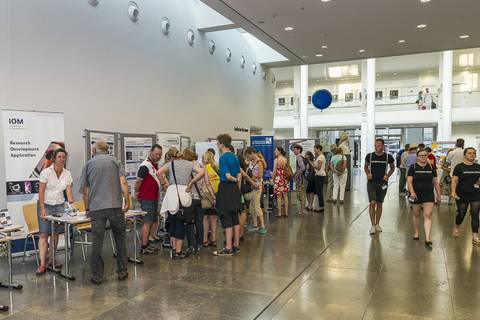 IfL, IOM und TROPOS präsentierten ihre Forschung im Neuen Augusteum der Universität am Augustusplatz und hatten viele Fragen wissensdurstiger LeipzigerInnen zu beantworten. Foto: Tilo Arnhold, TROPOS