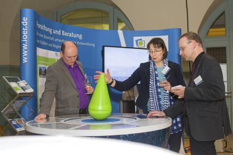 Am Stand des IÖR: nachhaltige Stadtentwicklung.