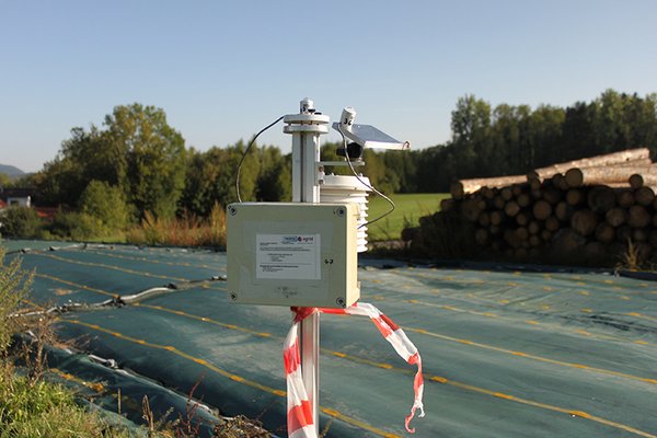 Für die Kampagne im Allgäu wurden die Messstationen so modifiziert, dass ein zusätzlicher Sensor die Sonnenenergie erfasst, die auf der geneigten Fläche der Photovoltaik-Module auftrifft. Damit wird ein wichtiger Einflussfaktor auf die produzierte Strommenge erfasst. Foto: Jonas Walther, TROPOS