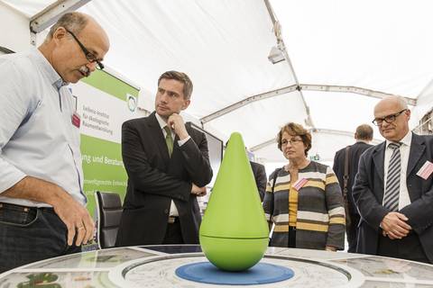 Martin Dulig, Staatsminister für Wirtschaft, Arbeit und Verkehr, am Stand des IÖR. Foto: CHRISTIAN HÜLLER FOTOGRAFIE