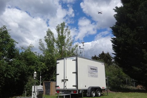 TROPOS-Trailer auf einer Wiese