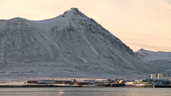 Ny-Ålesund mit dem knapp 500 Meter hohen Zeppelin Mountain, der auch für die Atmosphärenforschung genutzt wird. Foto: Sebastian Zeppenfeld, TROPOS