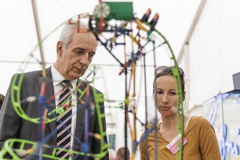 Ministerpräsident Stanislaw Tillich am Stand des Leibniz-Instituts für Polymerforschung Dresden (IPF). Foto: CHRISTIAN HÜLLER FOTOGRAFIE