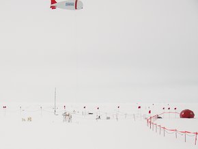 Eisstation: Eine neugierige Eisbärenfamilien inspiziert die Messgeräte auf der Scholle. Foto: Thomas Ruhtz, FU Berlin 