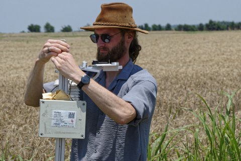 Bei der Installation müssen die Geräte genau ausgerichtet werden, um zuverlässige Daten zu liefern. Foto: Jonas Witthuhn, TROPOS