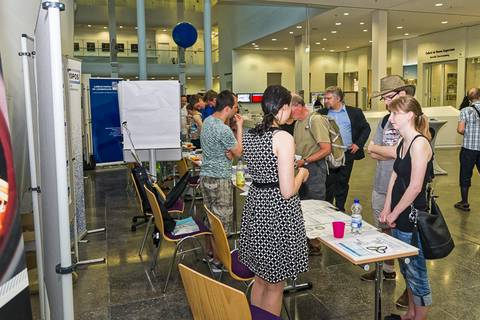 IfL, IOM und TROPOS präsentierten ihre Forschung im Neuen Augusteum der Universität am Augustusplatz und hatten viele Fragen wissensdurstiger LeipzigerInnen zu beantworten. Foto: Tilo Arnhold, TROPOS