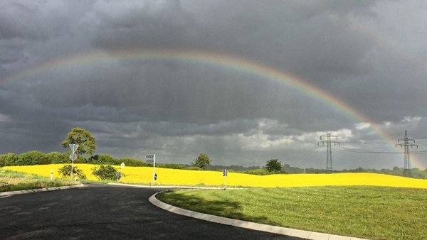 Der primäre Regenbogen ist wohl das bekannteste Beispiel für Lichtstreuung an Partikeln, hier an kugelförmigen Regentropfen. Foto: Andreas Macke/ TROPOS. 